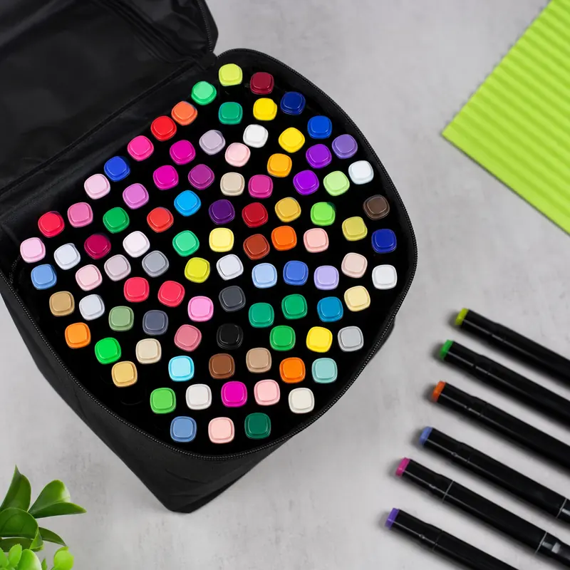 Estojo aberto com canetinhas coloridas