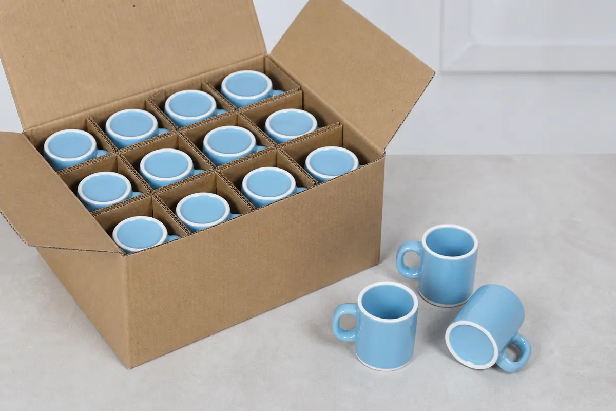 Canecas de porcelana organizadas para atacado